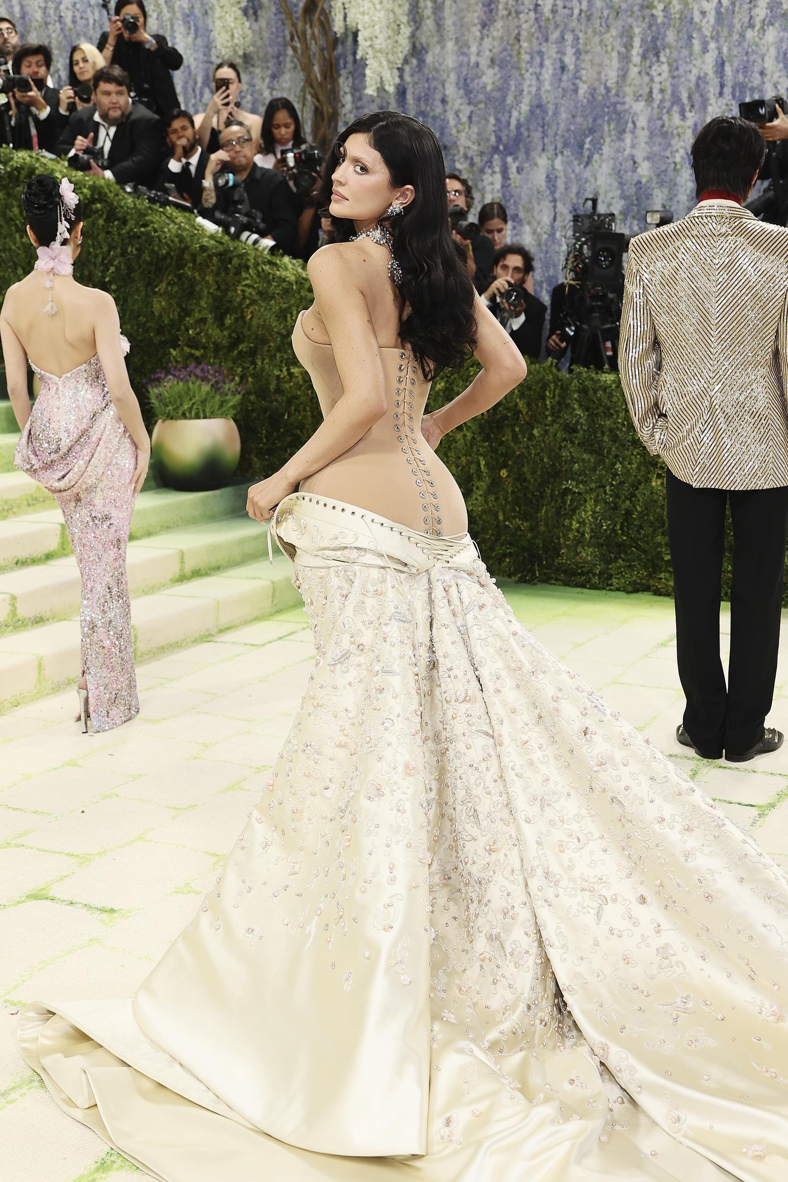 Met Gala 2026: 20 Dazzling Celebrities in Stunning Outfits –