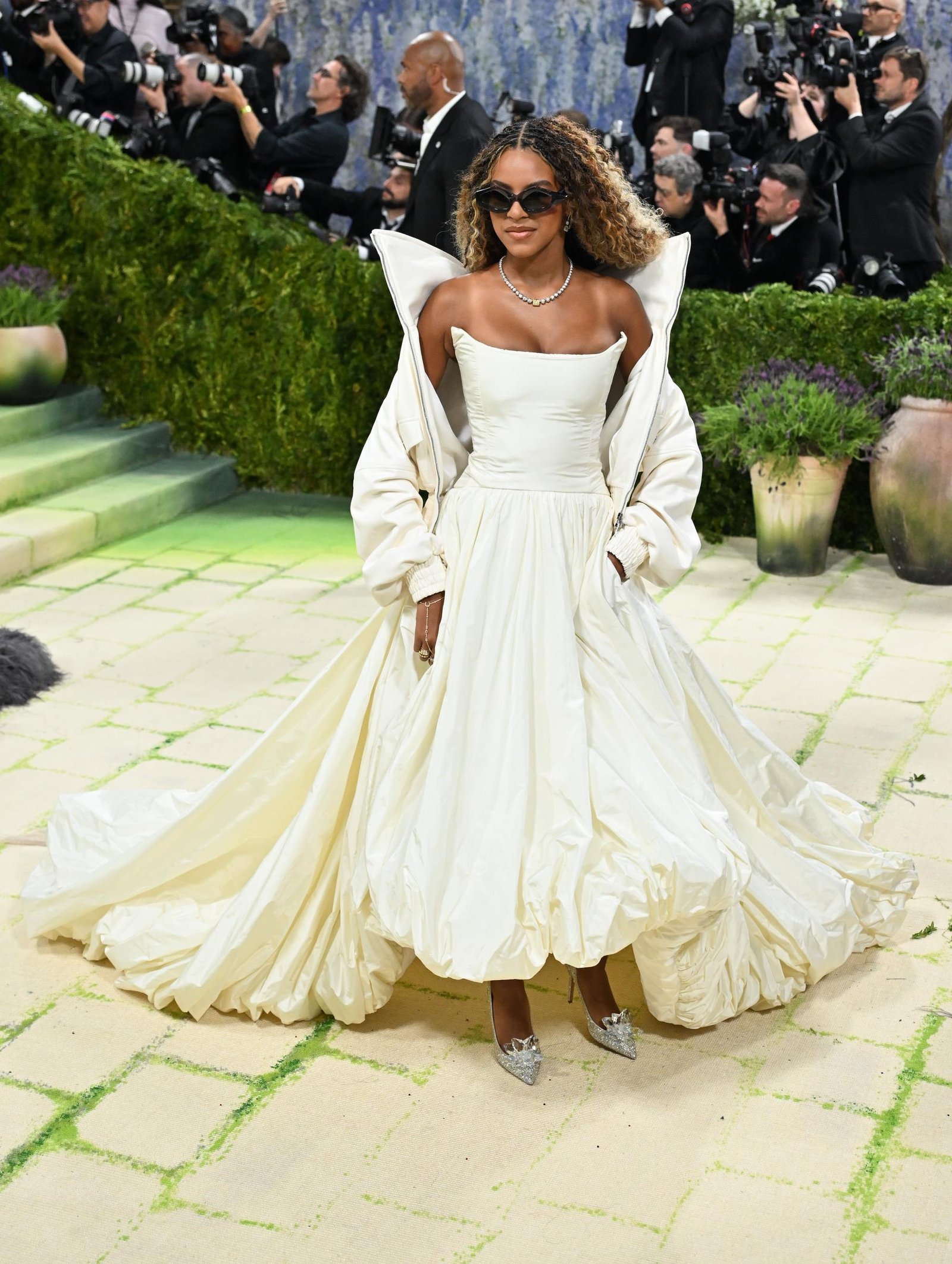Met Gala 2026: 20 Dazzling Celebrities in Stunning Outfits –