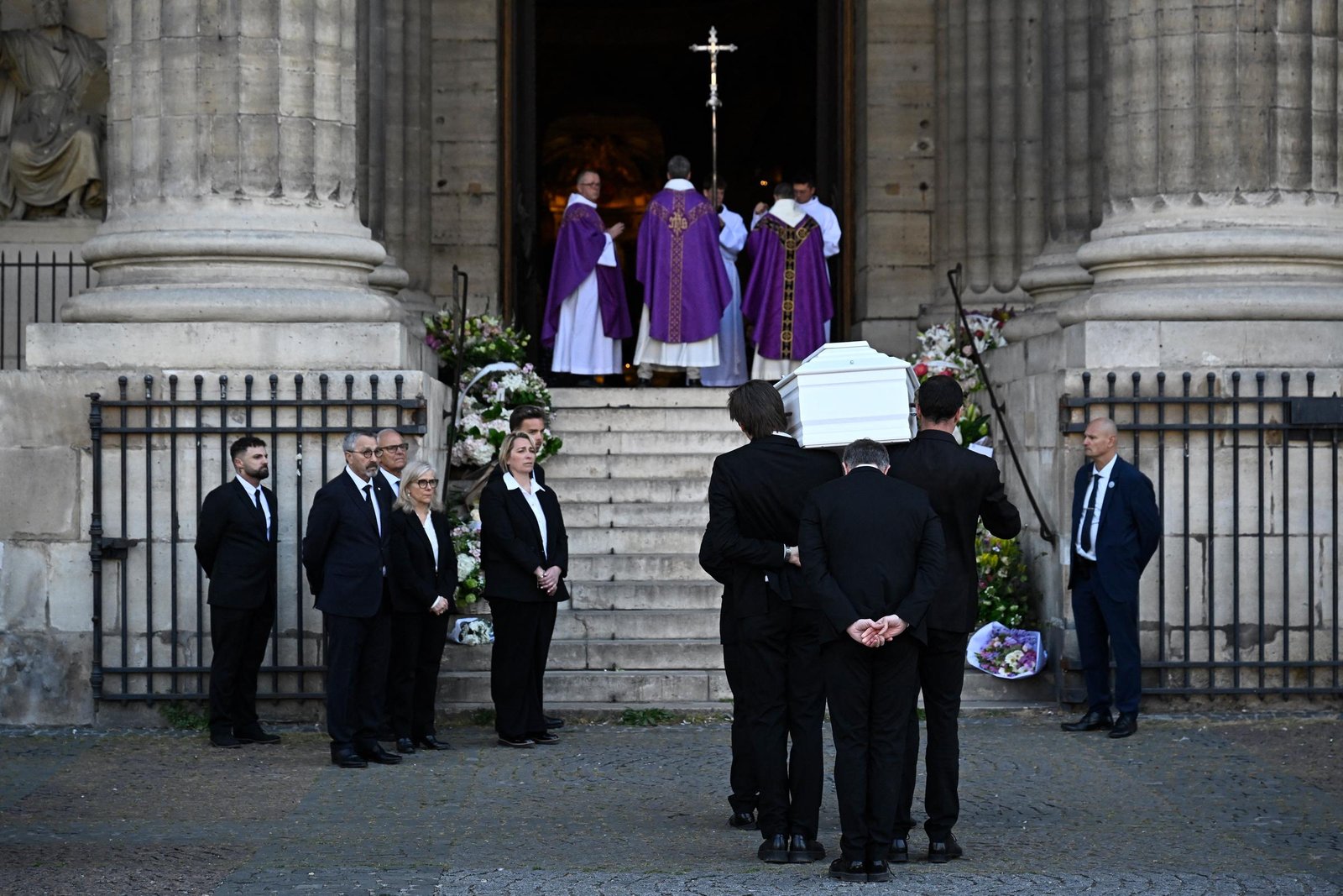 Final Farewell: Laura Smet, Brigitte Macron, Jean-Louis Borloo, and Catherine Deneuve Gather for Nathalie Baye's Memorial 1 Final Farewell: Laura Smet, Brigitte Macron, Jean Louis Borloo, and Catherine