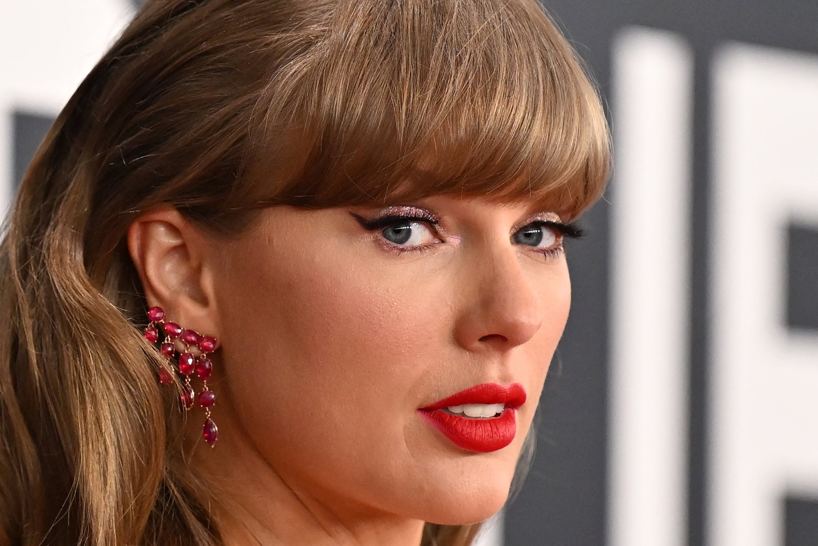 Taylor Swift Stuns in Mini Dress Out in London Post-S rumored Wedding — Fans Notice a Special Detail 4 1791233994 189 Taylor Swift Stuns in Mini Dress Out in London Post S